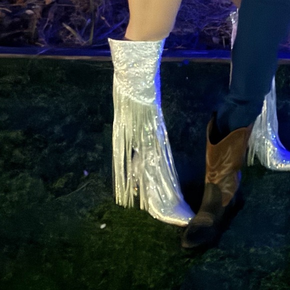 Super cute/ fun silver fringe cowboy boots - Picture 2 of 2